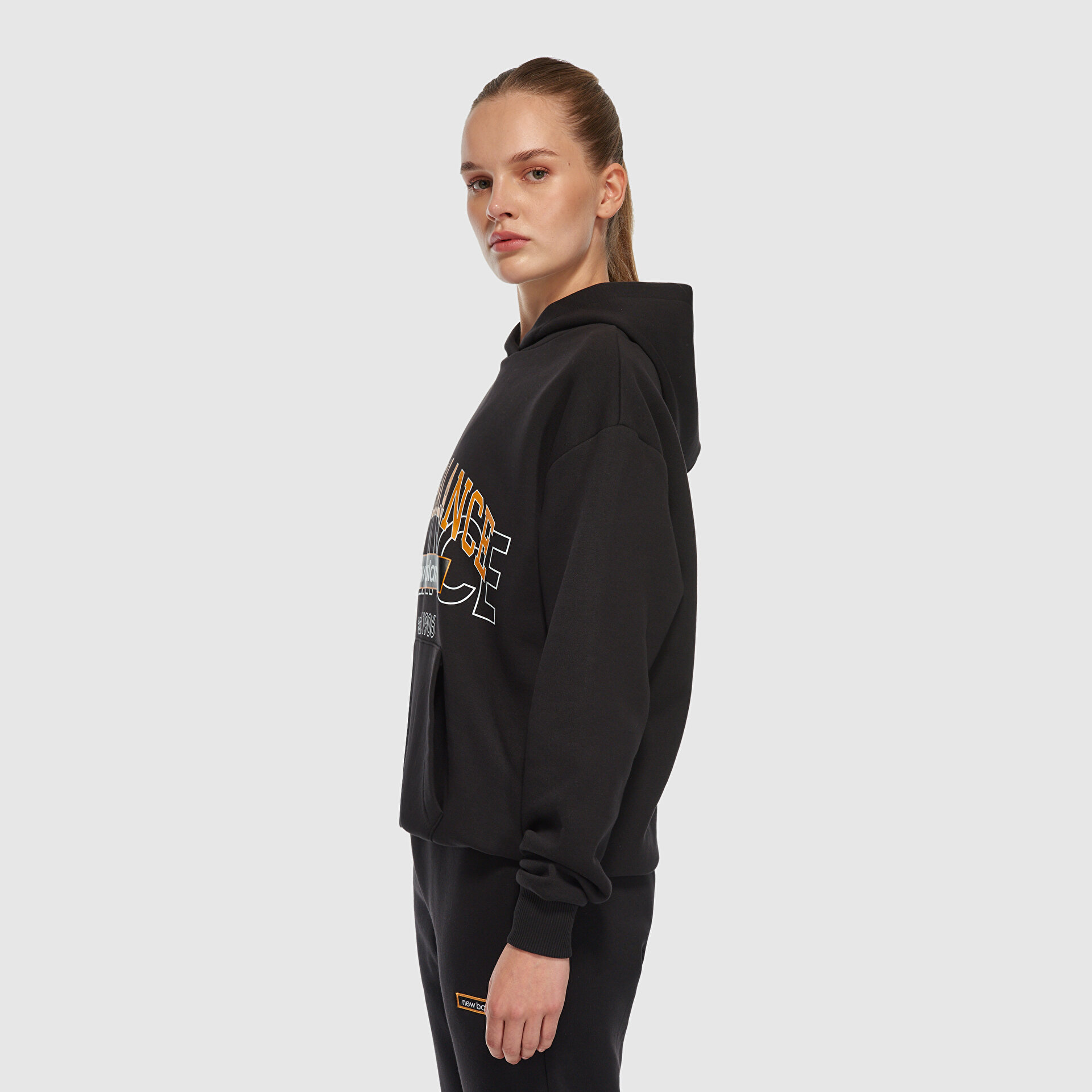 new-balance-unh3406-siyah-unisex-sweatshirt